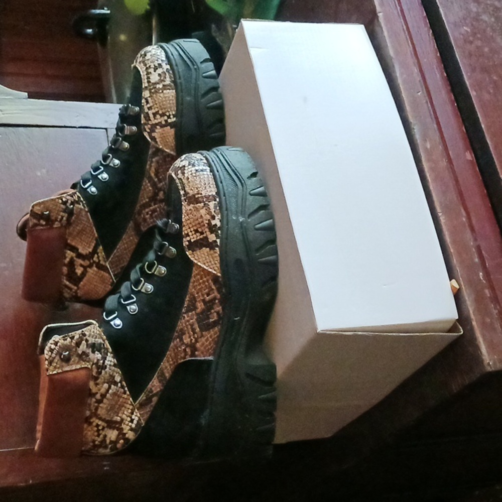 Snakeskin style shoe